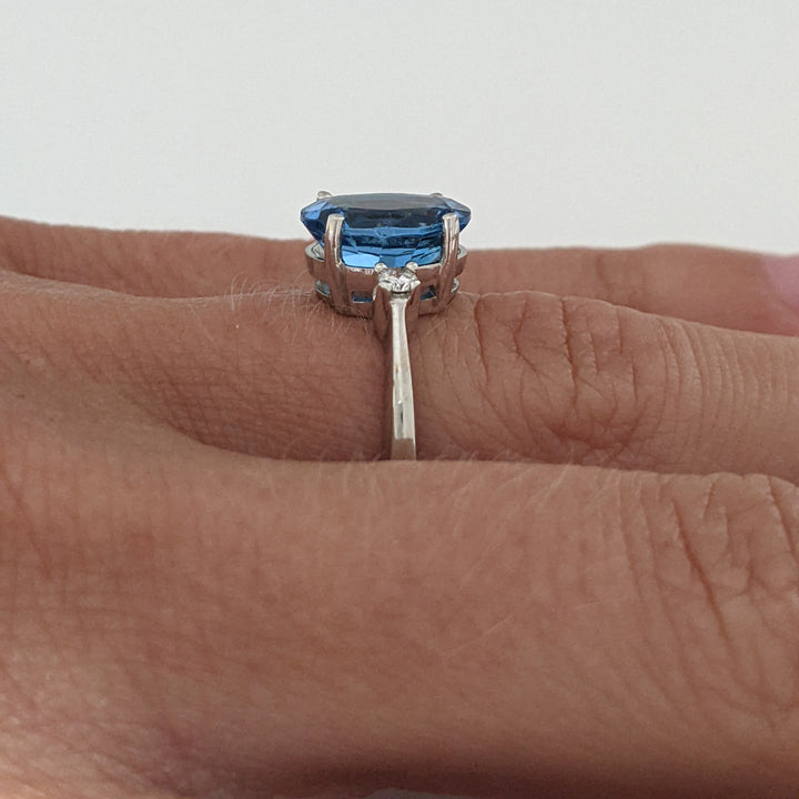 18K WHITE LONDON BLUE TOPAZ OVAL 8X10 WITH (2) MELEE ESTATE RING 4.4 GRAMS