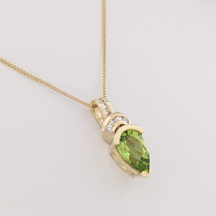14K PERIDOT PEAR 6X8 WITH (7) MELEE ESTATE PENDANT &amp; CHAIN 2.9 GRAMS