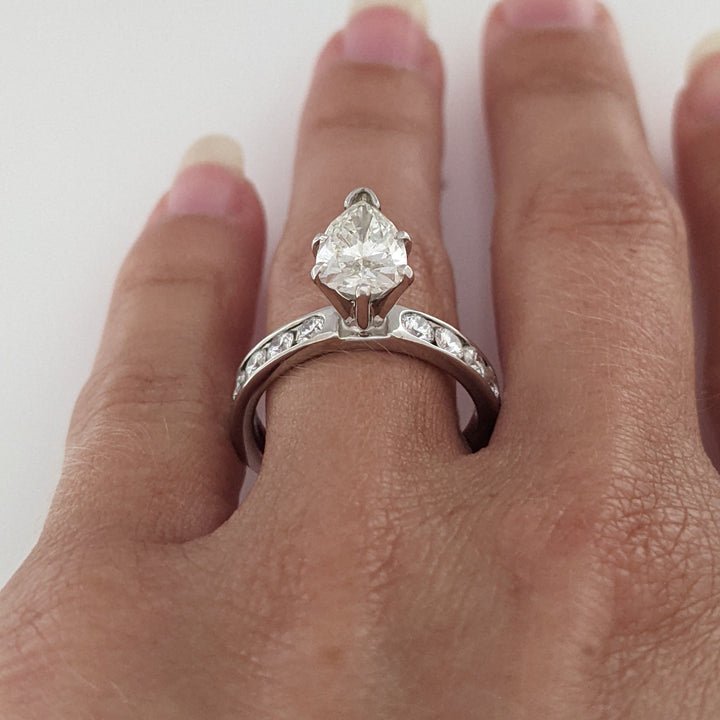 14K WHITE 2.39 CARAT TOTAL WEIGHT I1 K DIAMOND PEAR WITH (10) ROUND CHANNEL DIAMOND ESTATE RING 4.1 GRAMS