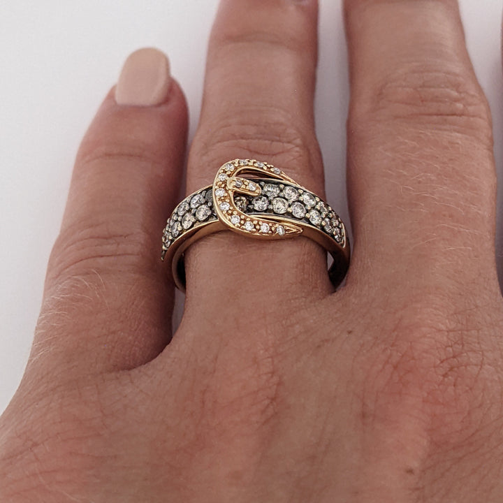 14K .72 CARAT TOTAL WEIGHT I1 WHITE/BROWN ROUND DIAMOND BUCKLE ESTATE RING 3.6 GRAMS