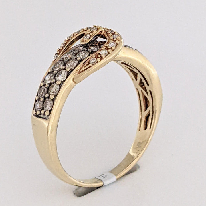 14K .72 CARAT TOTAL WEIGHT I1 WHITE/BROWN ROUND DIAMOND BUCKLE ESTATE RING 3.6 GRAMS