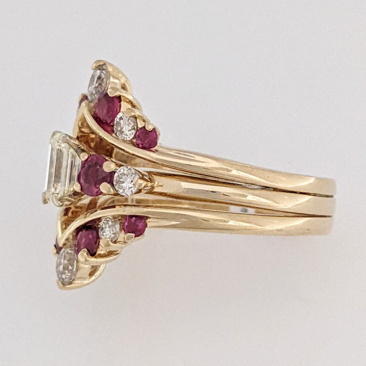 14K .91 CARAT TOTAL WEIGHT VS2 K DIAMOND EMERALD CUT (1) ROUND (8) WITH RUBY ROUND (10) ESTATE RING SET 6.6 GRAMS