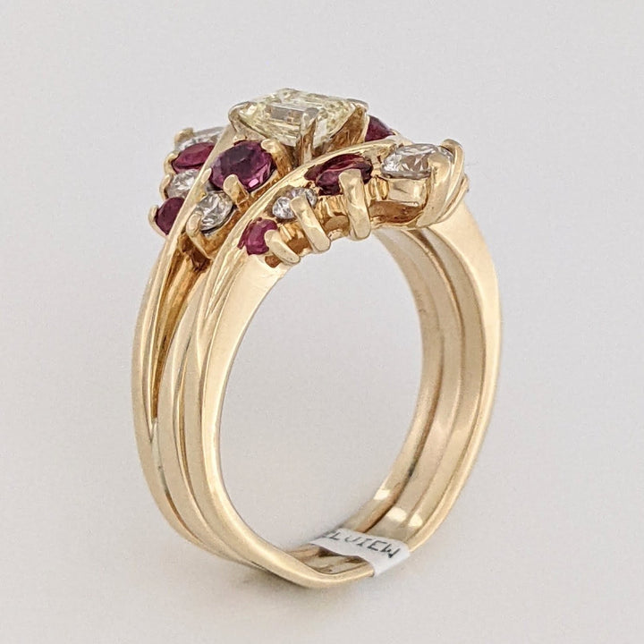 14K .91 CARAT TOTAL WEIGHT VS2 K DIAMOND EMERALD CUT (1) ROUND (8) WITH RUBY ROUND (10) ESTATE RING SET 6.6 GRAMS