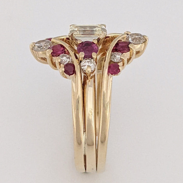 14K .91 CARAT TOTAL WEIGHT VS2 K DIAMOND EMERALD CUT (1) ROUND (8) WITH RUBY ROUND (10) ESTATE RING SET 6.6 GRAMS