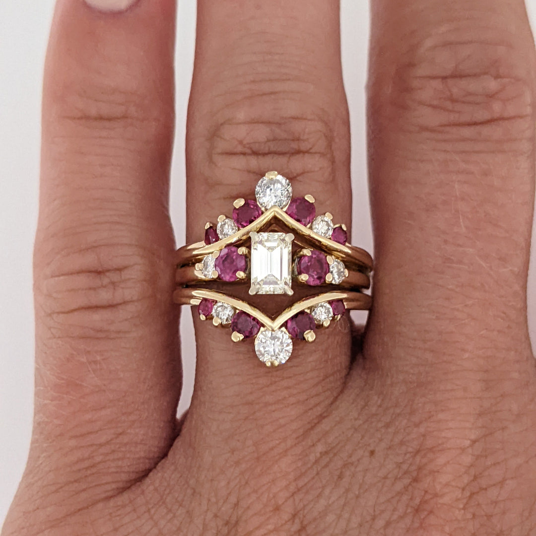 14K .91 CARAT TOTAL WEIGHT VS2 K DIAMOND EMERALD CUT (1) ROUND (8) WITH RUBY ROUND (10) ESTATE RING SET 6.6 GRAMS