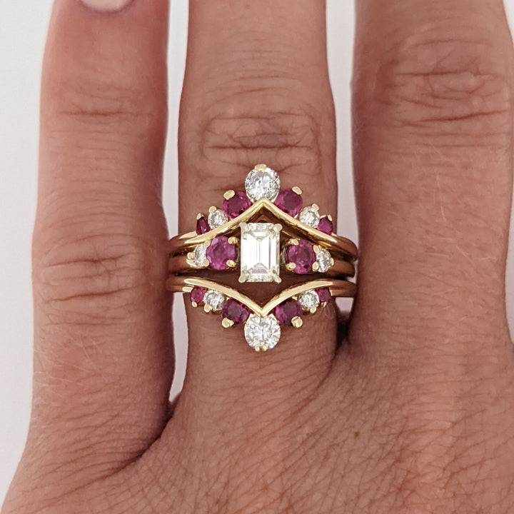 14K .91 CARAT TOTAL WEIGHT VS2 K DIAMOND EMERALD CUT (1) ROUND (8) WITH RUBY ROUND (10) ESTATE RING SET 6.6 GRAMS