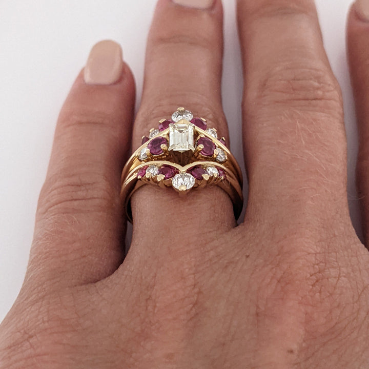 14K .91 CARAT TOTAL WEIGHT VS2 K DIAMOND EMERALD CUT (1) ROUND (8) WITH RUBY ROUND (10) ESTATE RING SET 6.6 GRAMS