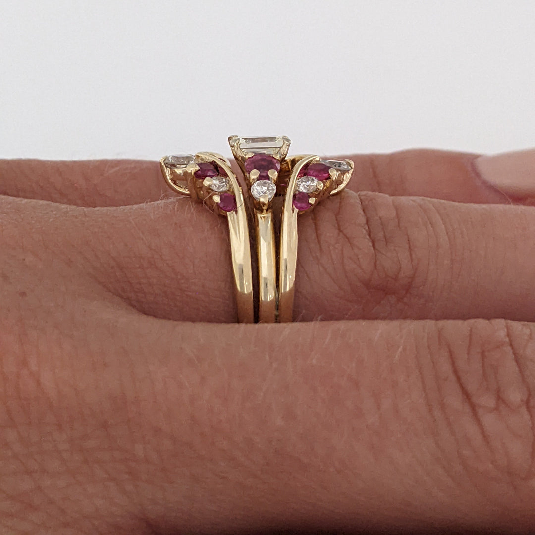 14K .91 CARAT TOTAL WEIGHT VS2 K DIAMOND EMERALD CUT (1) ROUND (8) WITH RUBY ROUND (10) ESTATE RING SET 6.6 GRAMS