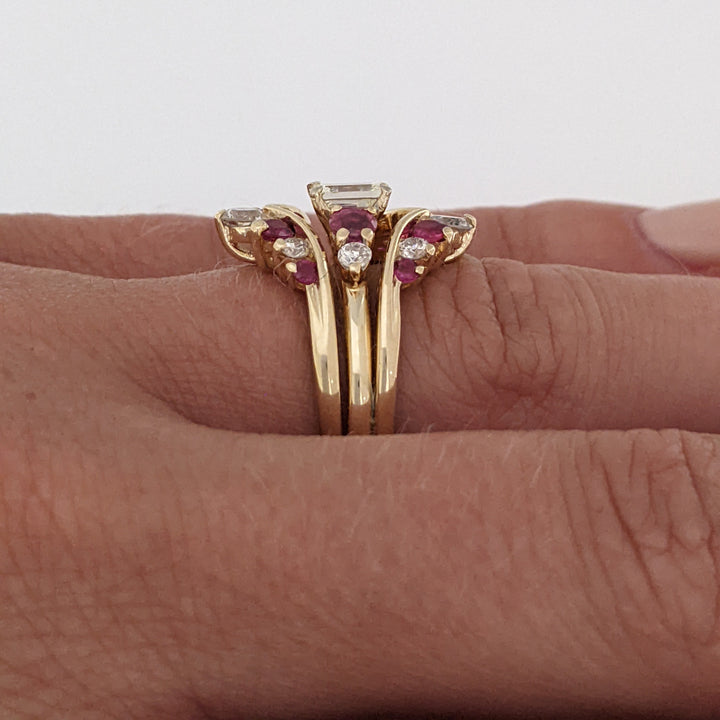 14K .91 CARAT TOTAL WEIGHT VS2 K DIAMOND EMERALD CUT (1) ROUND (8) WITH RUBY ROUND (10) ESTATE RING SET 6.6 GRAMS