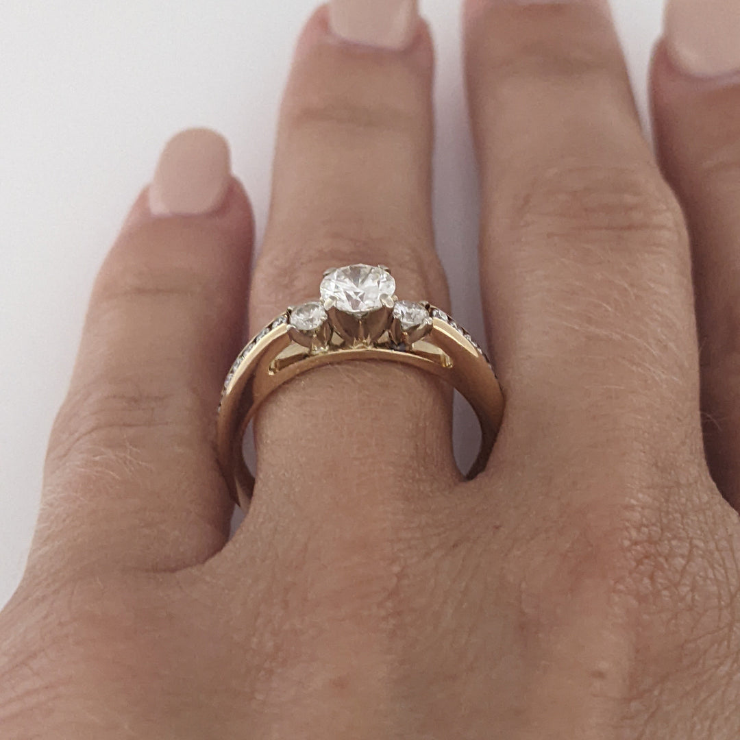 14K .94 CARAT TOTAL WEIGHT SI1 H DIAMOND ROUND (21) ESTATE TRINITY RING 3.9 GRAMS