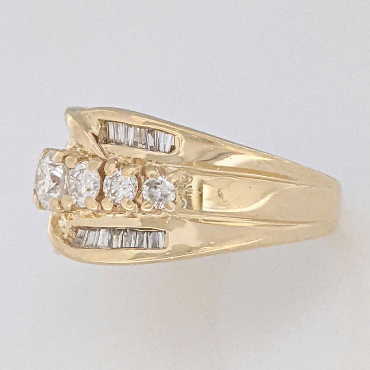 14K .70 CARAT TOTAL WEIGHT I1 H DIAMOND ROUND (7) BAGUETTE (27) ESTATE RING 5.3 GRAMS