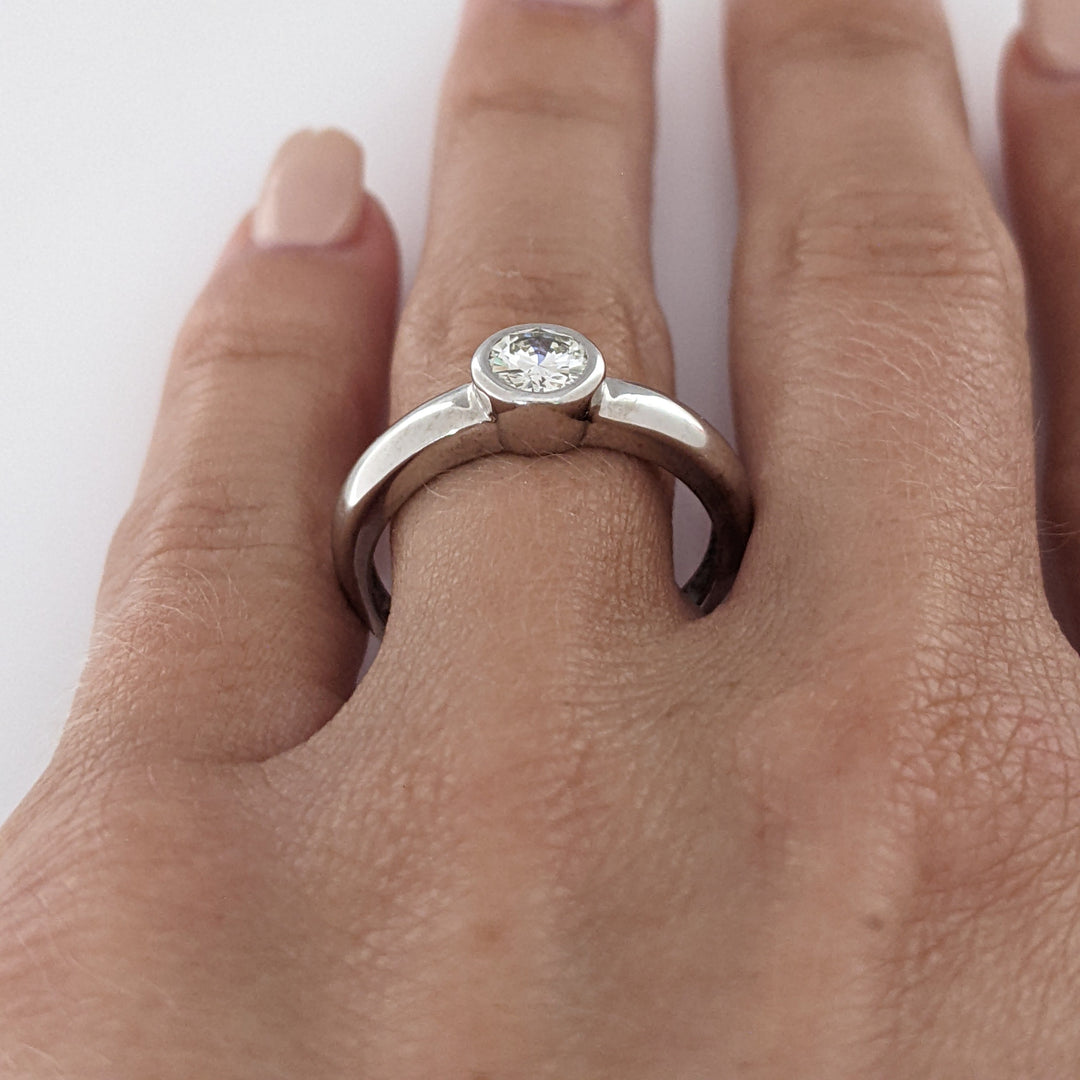 14K WHITE .47 CARAT TOTAL SI1 I DIAMOND ROUND BEZEL SET ESTATE RING 3.6 GRAMS