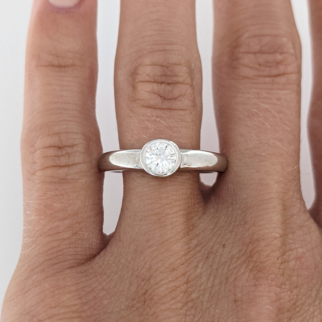 14K WHITE .47 CARAT TOTAL SI1 I DIAMOND ROUND BEZEL SET ESTATE RING 3.6 GRAMS