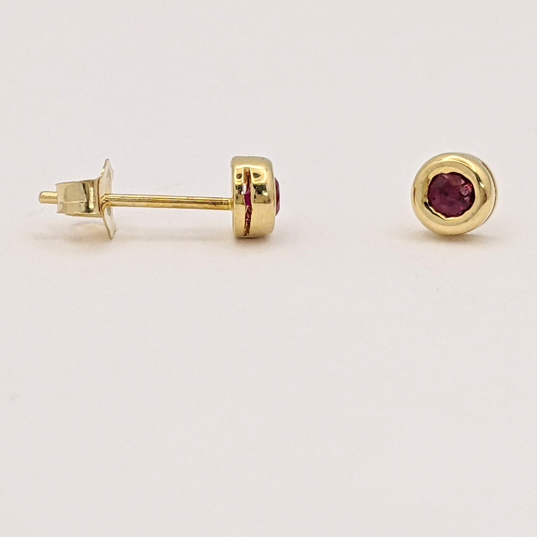 18K RUBY ROUND 2MM BEZEL STUD ESTATE EARRINGS 0.8 GRAMS