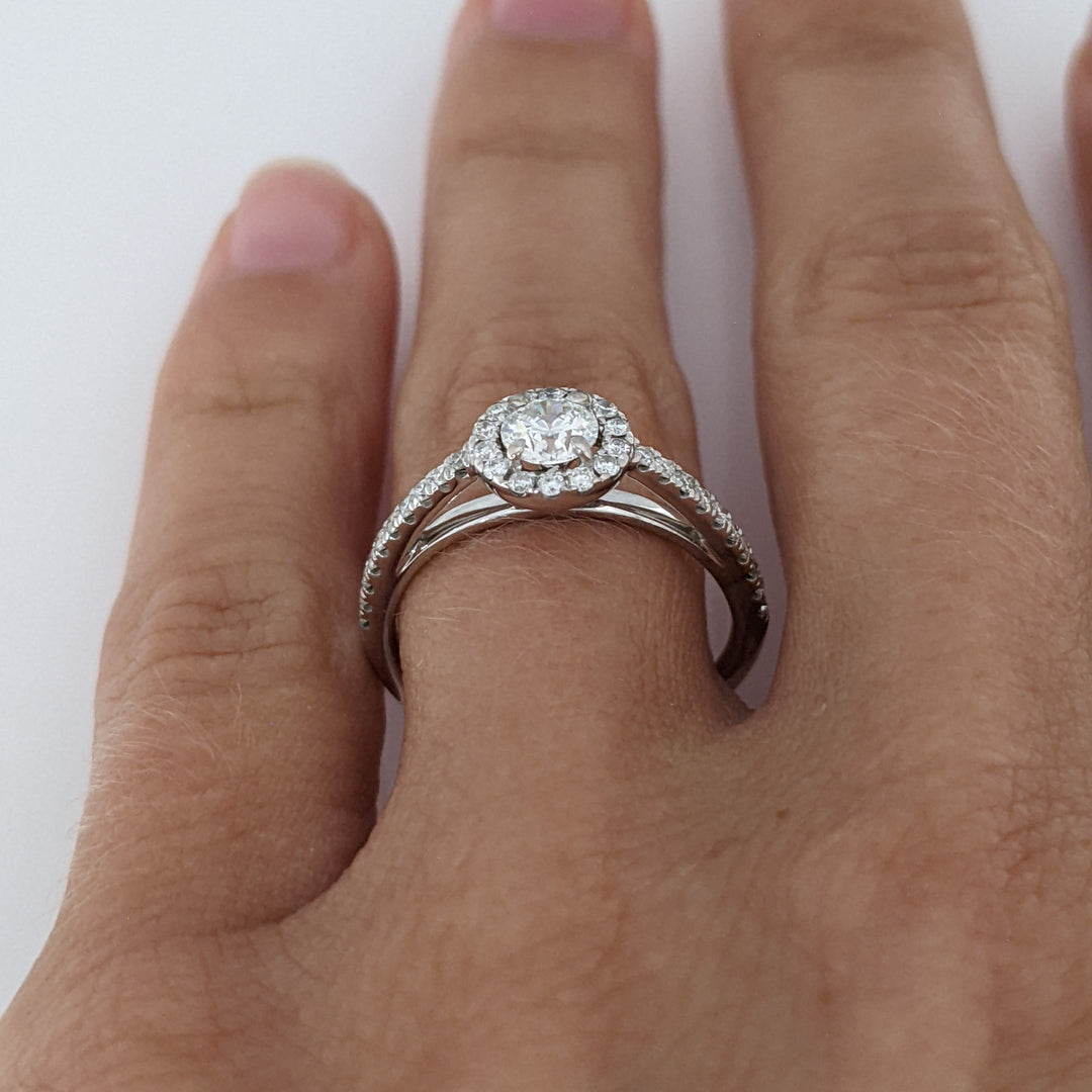 14K WHITE .59 CARAT TOTAL WEIGHT SI2 I DIAMOND ROUND (35) ESTATE HALO RING 2.7 GRAMS