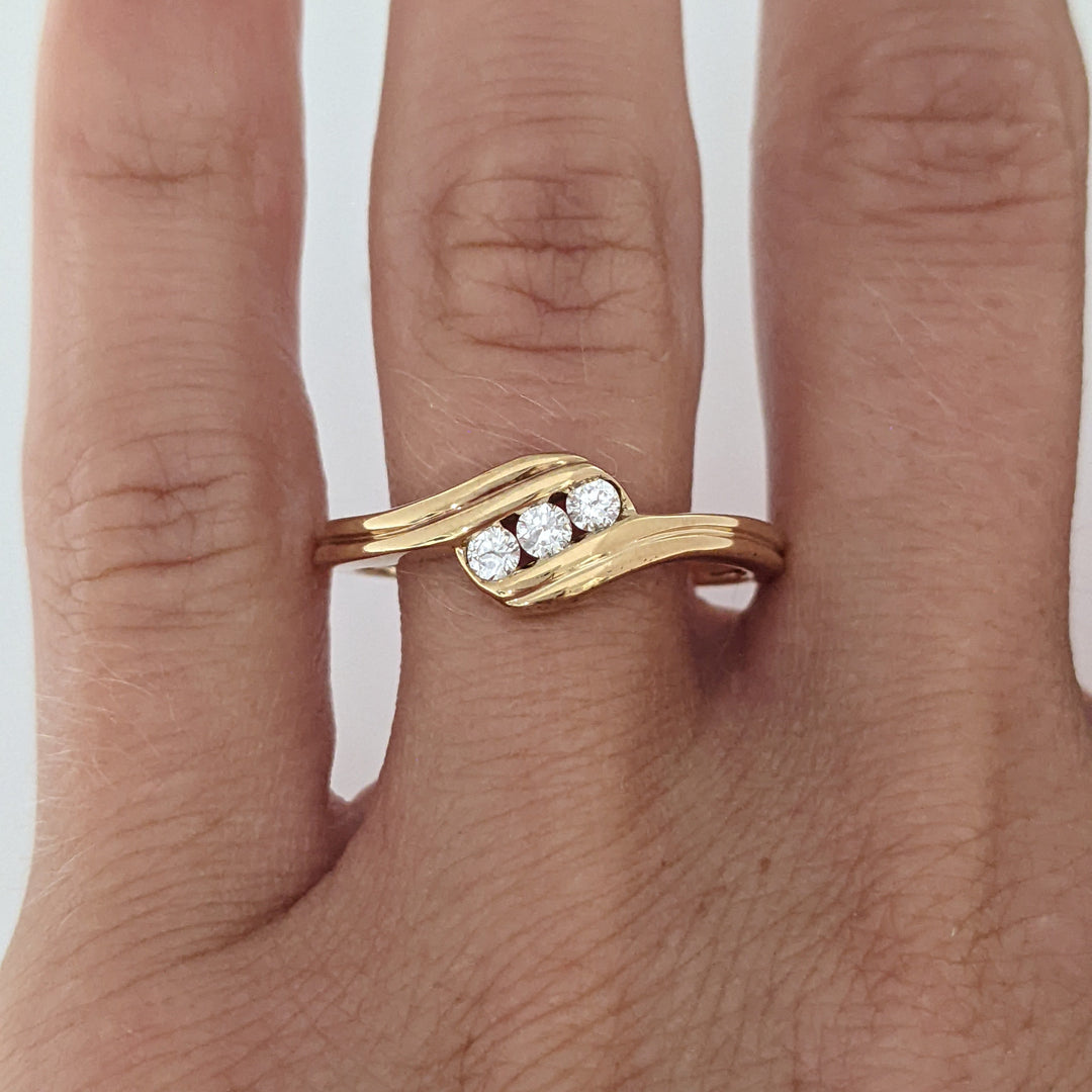 10K .18 CARAT TOTAL WEIGHT I1 H DIAMOND ROUND (3) BYPASS ESTATE RING 2.4 GRAMS