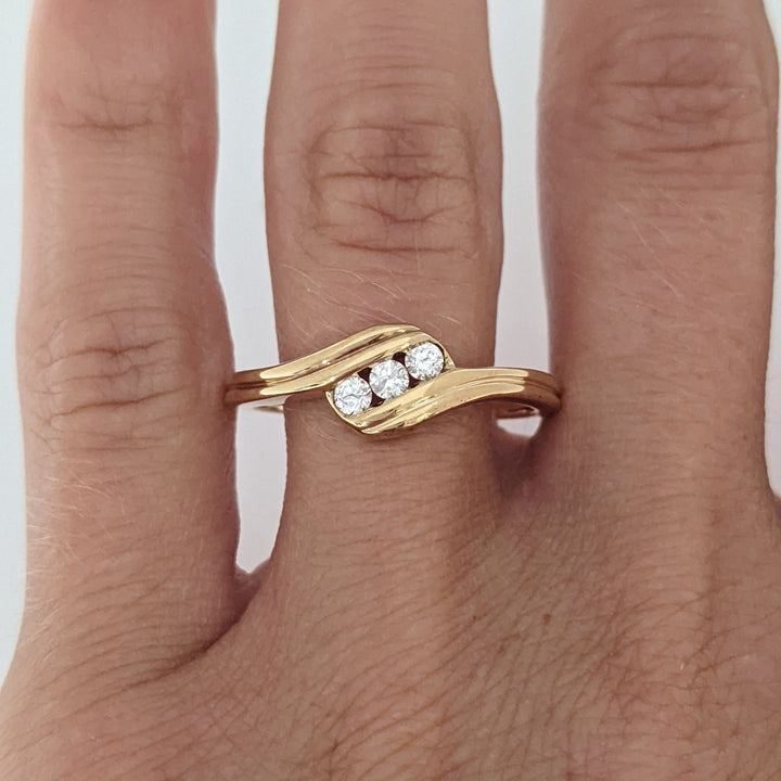 10K .18 CARAT TOTAL WEIGHT I1 H DIAMOND ROUND (3) BYPASS ESTATE RING 2.4 GRAMS