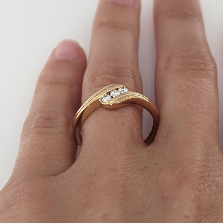 10K .18 CARAT TOTAL WEIGHT I1 H DIAMOND ROUND (3) BYPASS ESTATE RING 2.4 GRAMS