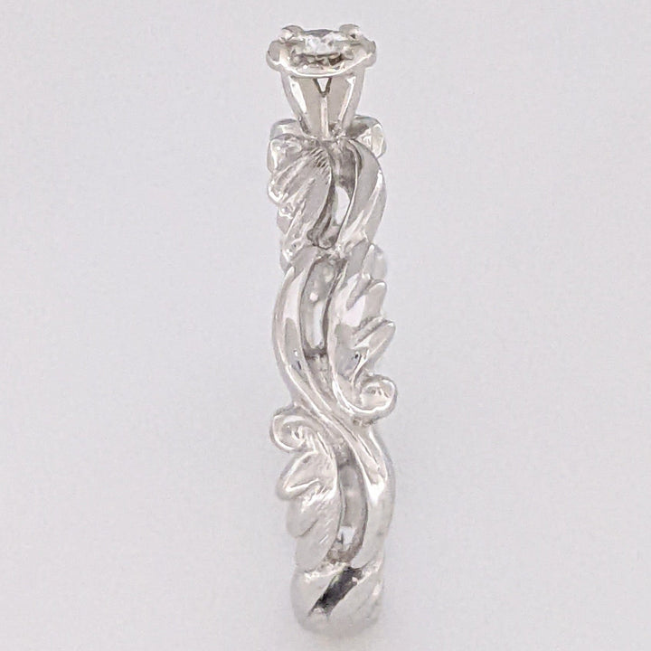 14K WHITE .08 CARAT TOTAL VS I DIAMOND ROUND PATTERN BAND ESTATE RING 3.3 GRAMS
