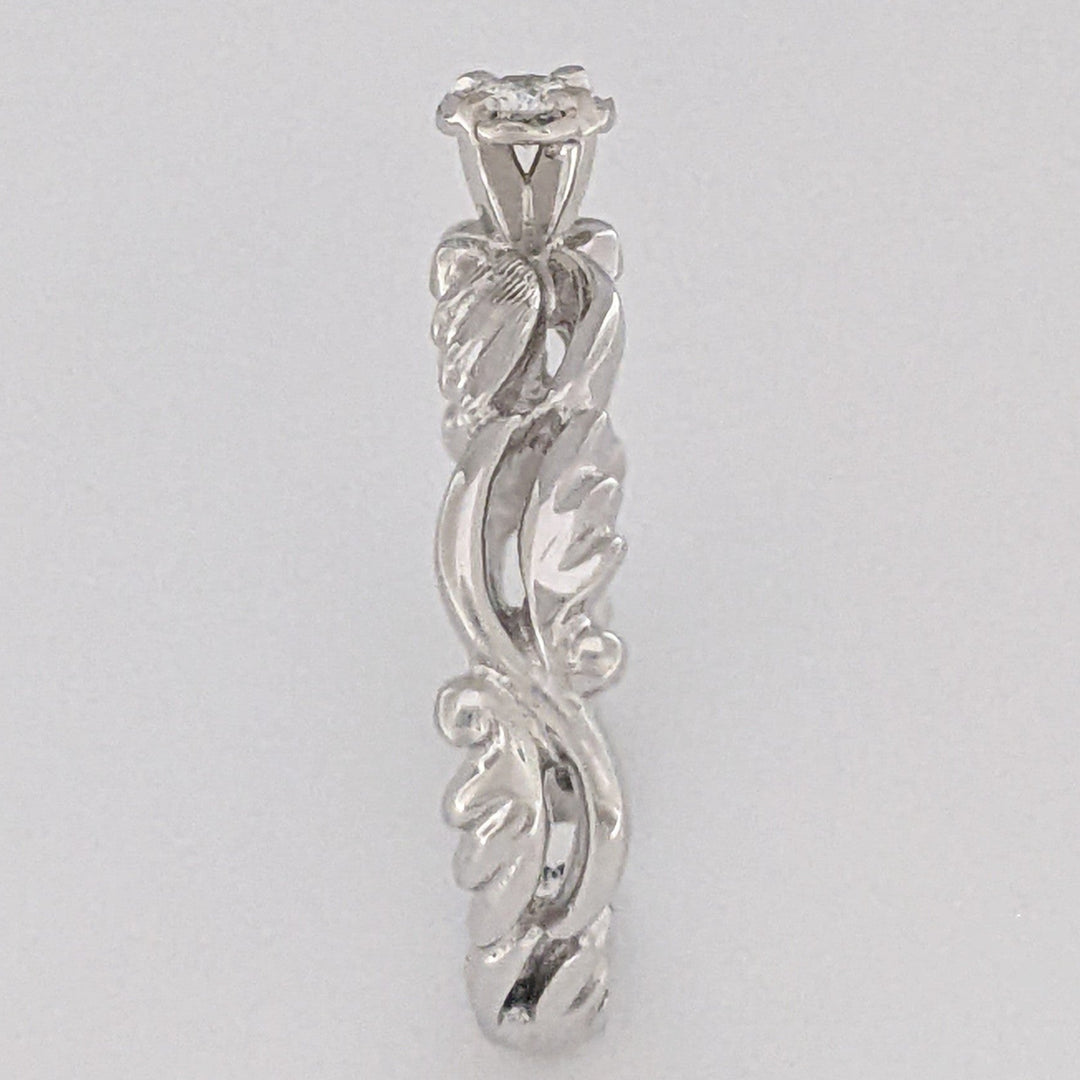 14K WHITE .08 CARAT TOTAL VS I DIAMOND ROUND PATTERN BAND ESTATE RING 3.3 GRAMS