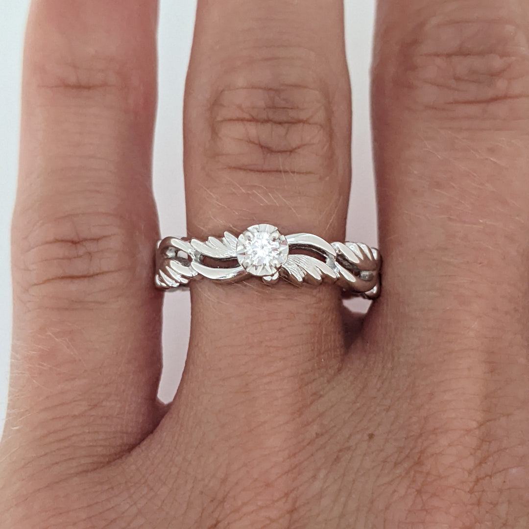 14K WHITE .08 CARAT TOTAL VS I DIAMOND ROUND PATTERN BAND ESTATE RING 3.3 GRAMS