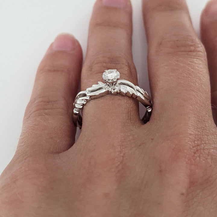 14K WHITE .08 CARAT TOTAL VS I DIAMOND ROUND PATTERN BAND ESTATE RING 3.3 GRAMS