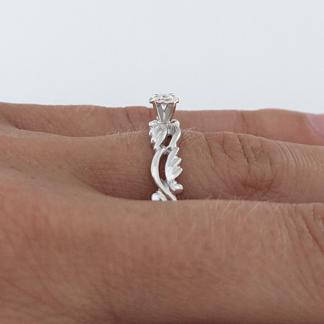 14K WHITE .08 CARAT TOTAL VS I DIAMOND ROUND PATTERN BAND ESTATE RING 3.3 GRAMS