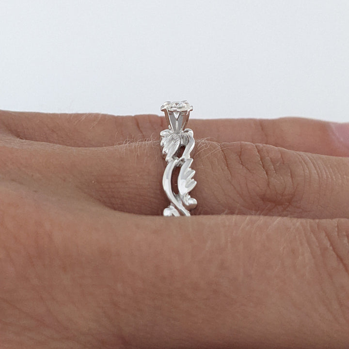 14K WHITE .08 CARAT TOTAL VS I DIAMOND ROUND PATTERN BAND ESTATE RING 3.3 GRAMS
