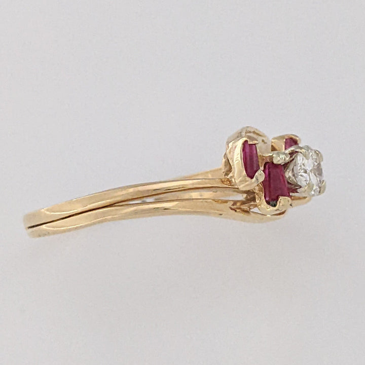 14K .25 CARAT TOTAL SI2 H DIAMOND ROUND (1) RUBY BAGUETTE (4) ESTATE RING 3.3 GRAMS