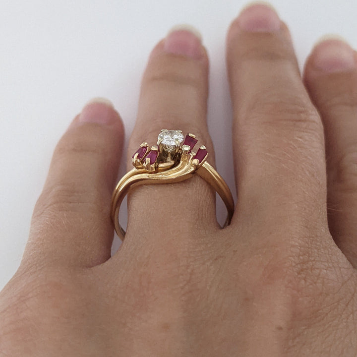 14K .25 CARAT TOTAL SI2 H DIAMOND ROUND (1) RUBY BAGUETTE (4) ESTATE RING 3.3 GRAMS