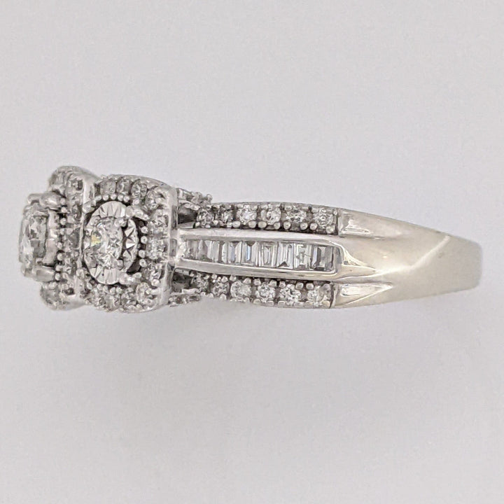 10K WHITE .81 CARAT TOTAL WEIGHT I1 I DIAMOND ROUND (83) BAGUETTE (18) ESTATE HALO TRINITY RING 5.2 GRAMS