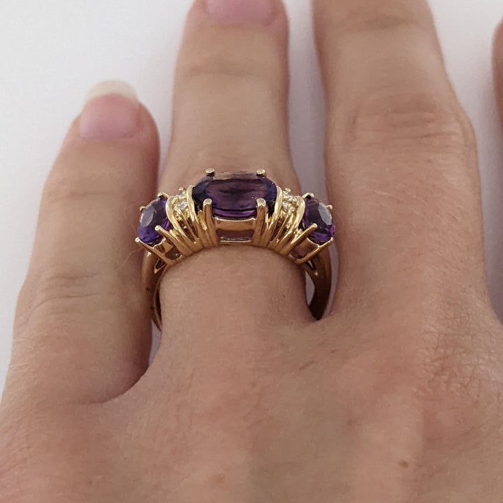 14K AMETHYST OVAL (1) 6X8 (2) 4X6 WITH (4) MELEE ESTATE RING 4.1 GRAMS