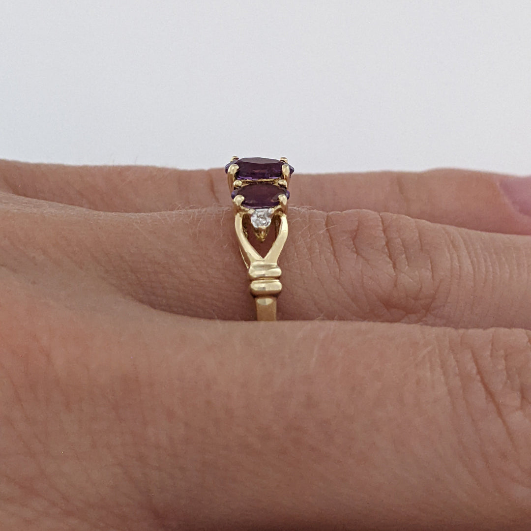 10K AMETHYST OVAL (3) WITH (2) MELEE ESTATE RING 2.0 GRAMS