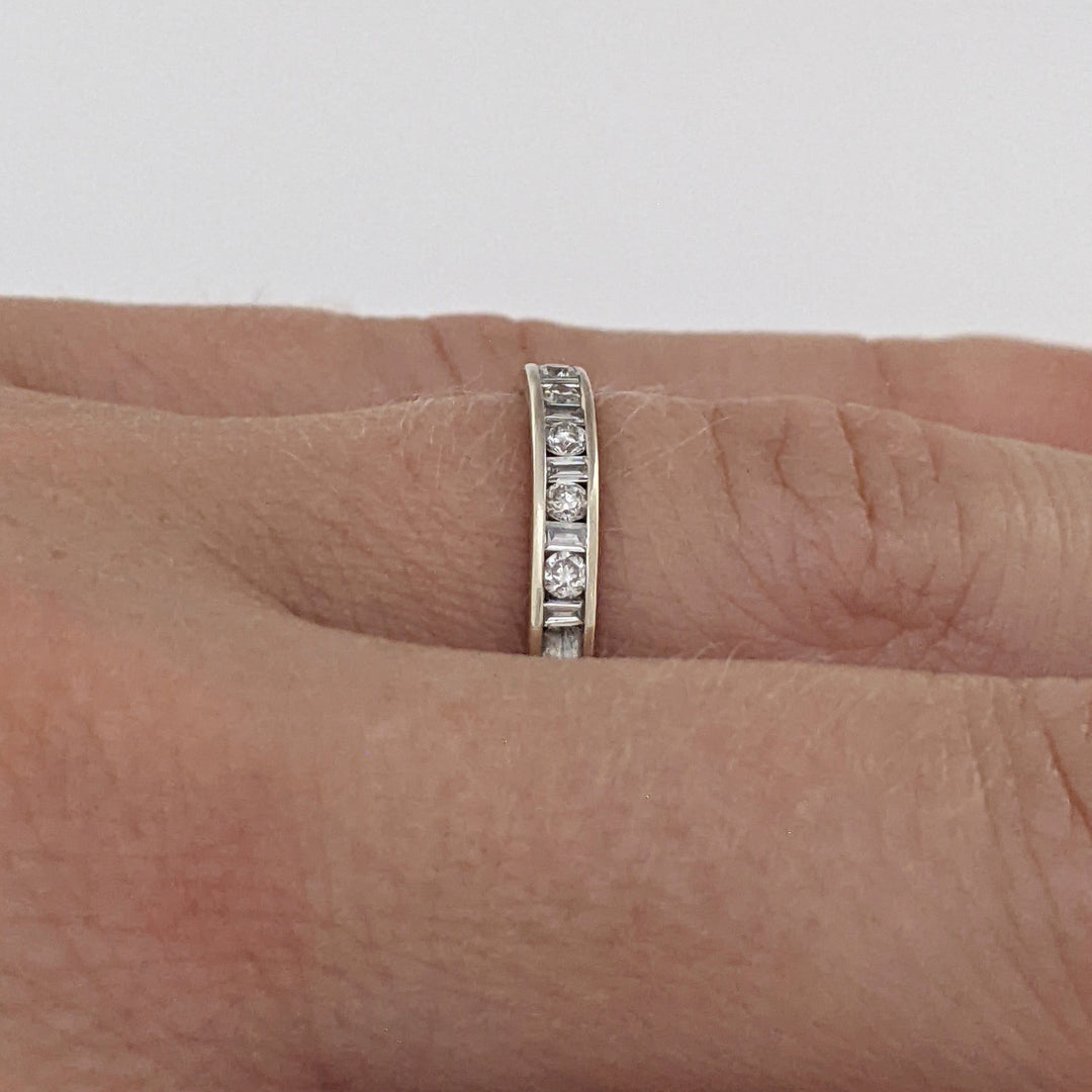 14K WHITE .22 CARAT TOTAL WEIGHT I1 H DIAMOND ROUND (7) BAGUETTE (8) ESTATE CHANNEL BAND 1.7 GRAMS