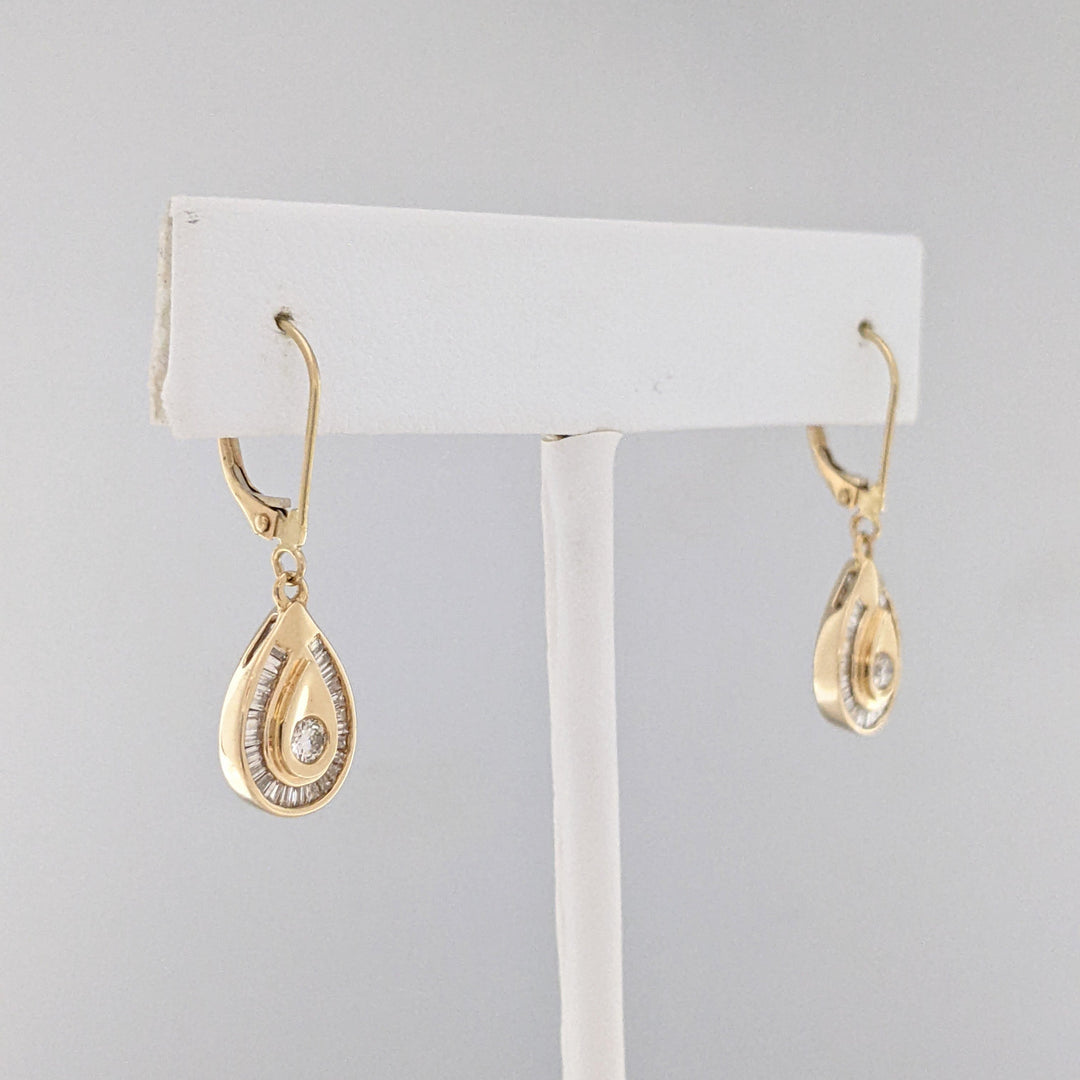 14K .62 CARAT TOTAL WEIGHT VS2 I DIAMOND ROUND (2) BAGUETTE (48) DANGLE ESTATE EARRINGS 3.7 GRAMS