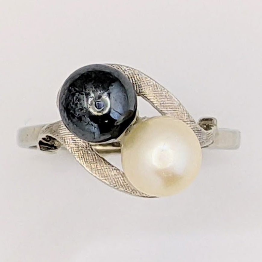 10K WHITE PEARL ROUND 6.5MM (1) BLACK (1) WHITE ESTATE RING 3.6 GRAMS