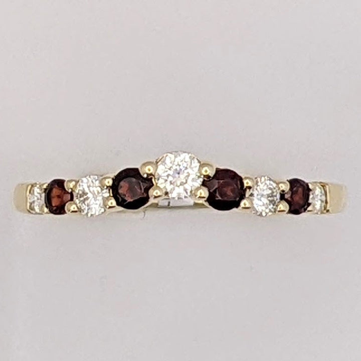 14K .25 CARAT TOTAL WEIGHT SI1 H DIAMOND ROUND (5) GARNET ROUND (4) ESTATE V-BAND 1.8 GRAMS