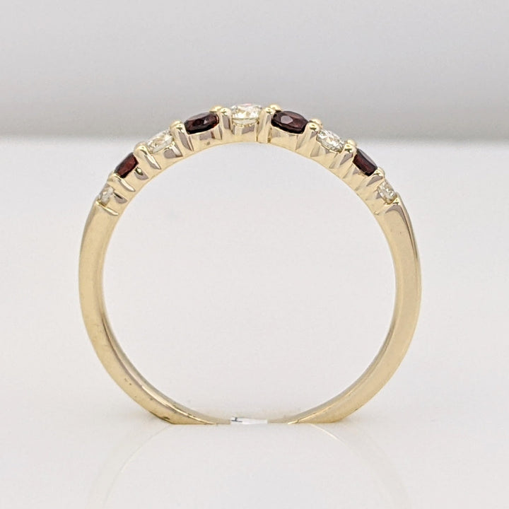 14K .25 CARAT TOTAL WEIGHT SI1 H DIAMOND ROUND (5) GARNET ROUND (4) ESTATE V-BAND 1.8 GRAMS