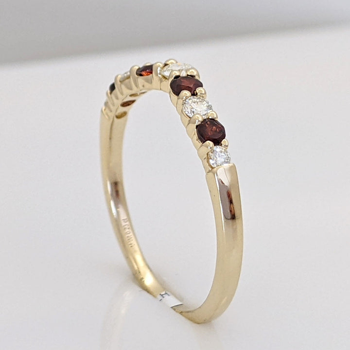 14K .25 CARAT TOTAL WEIGHT SI1 H DIAMOND ROUND (5) GARNET ROUND (4) ESTATE V-BAND 1.8 GRAMS