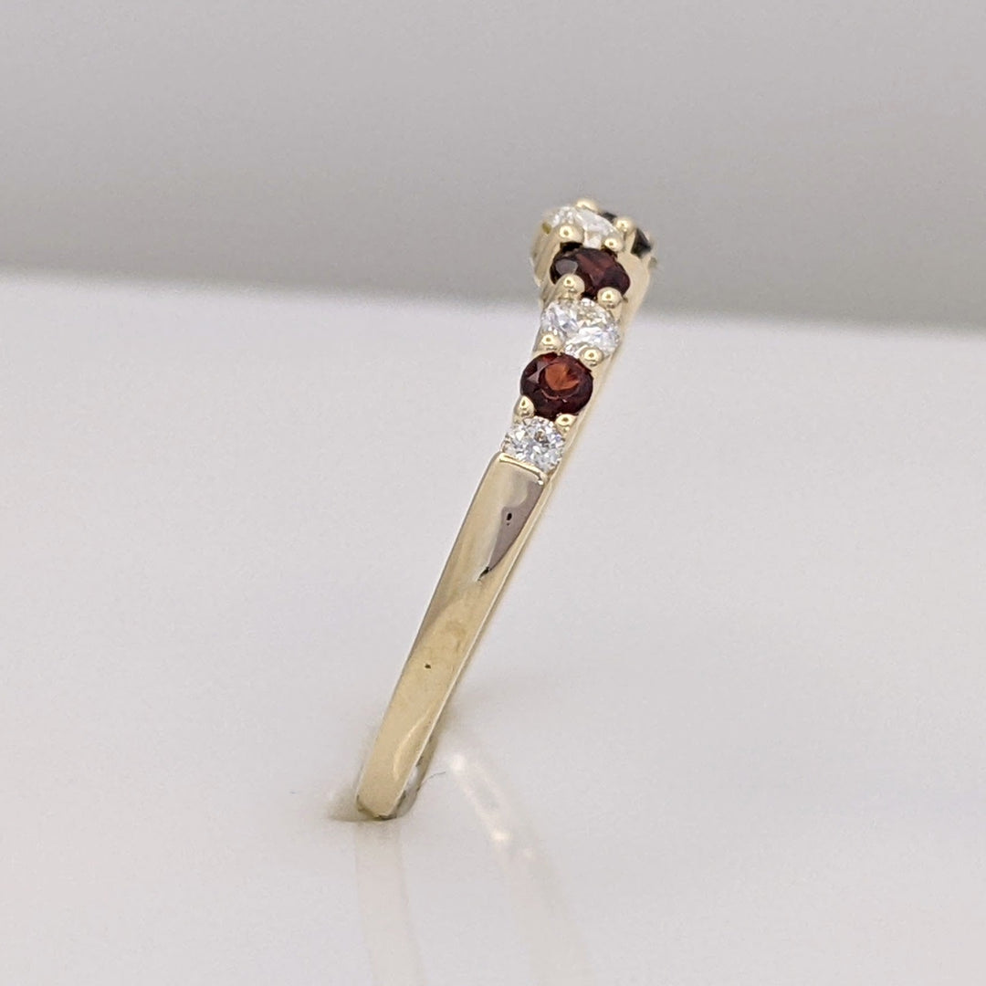 14K .25 CARAT TOTAL WEIGHT SI1 H DIAMOND ROUND (5) GARNET ROUND (4) ESTATE V-BAND 1.8 GRAMS