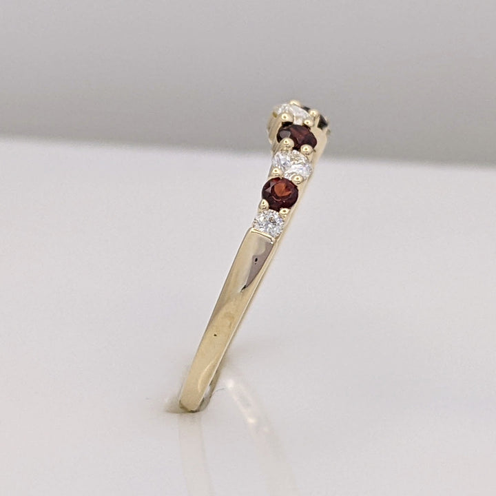 14K .25 CARAT TOTAL WEIGHT SI1 H DIAMOND ROUND (5) GARNET ROUND (4) ESTATE V-BAND 1.8 GRAMS