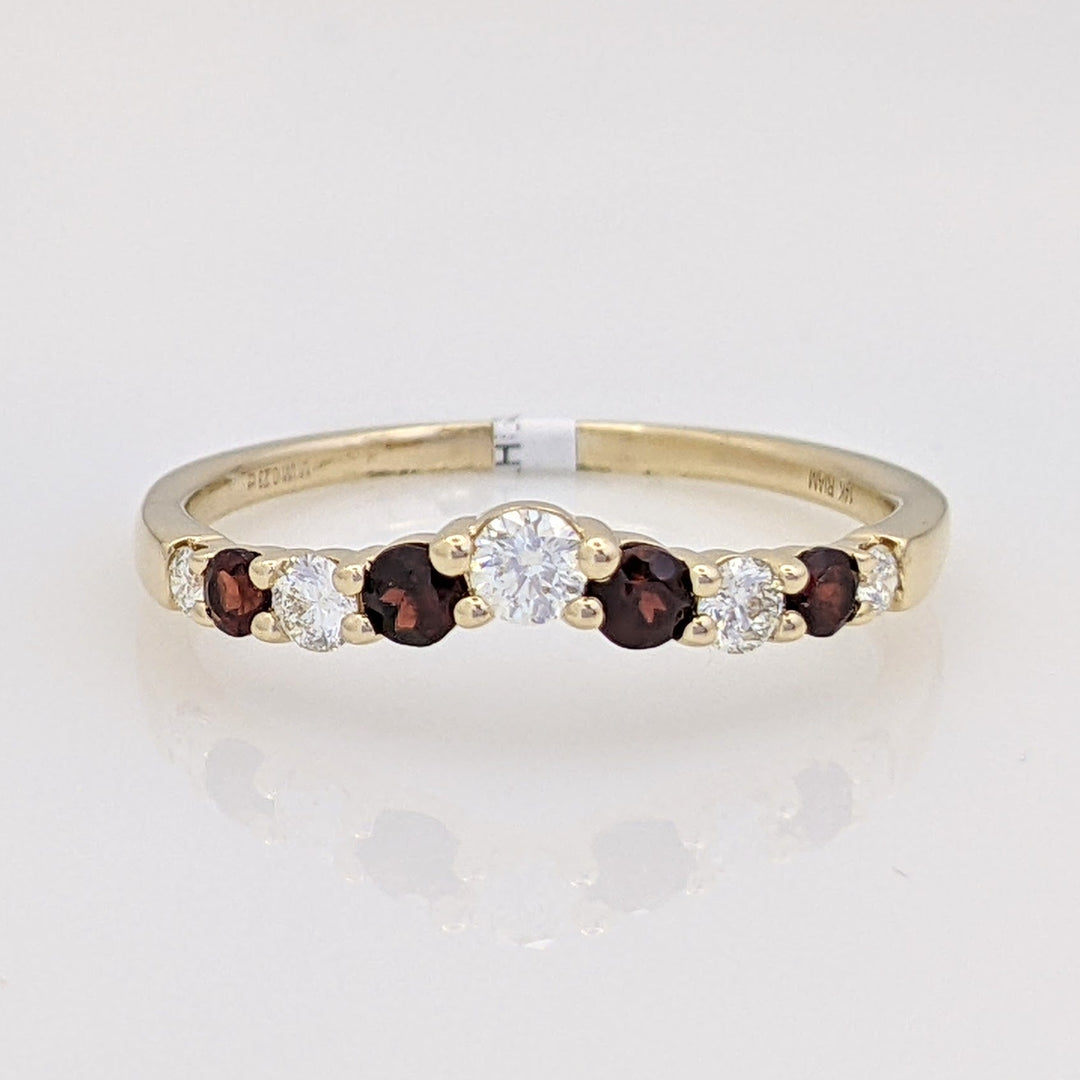 14K .25 CARAT TOTAL WEIGHT SI1 H DIAMOND ROUND (5) GARNET ROUND (4) ESTATE V-BAND 1.8 GRAMS