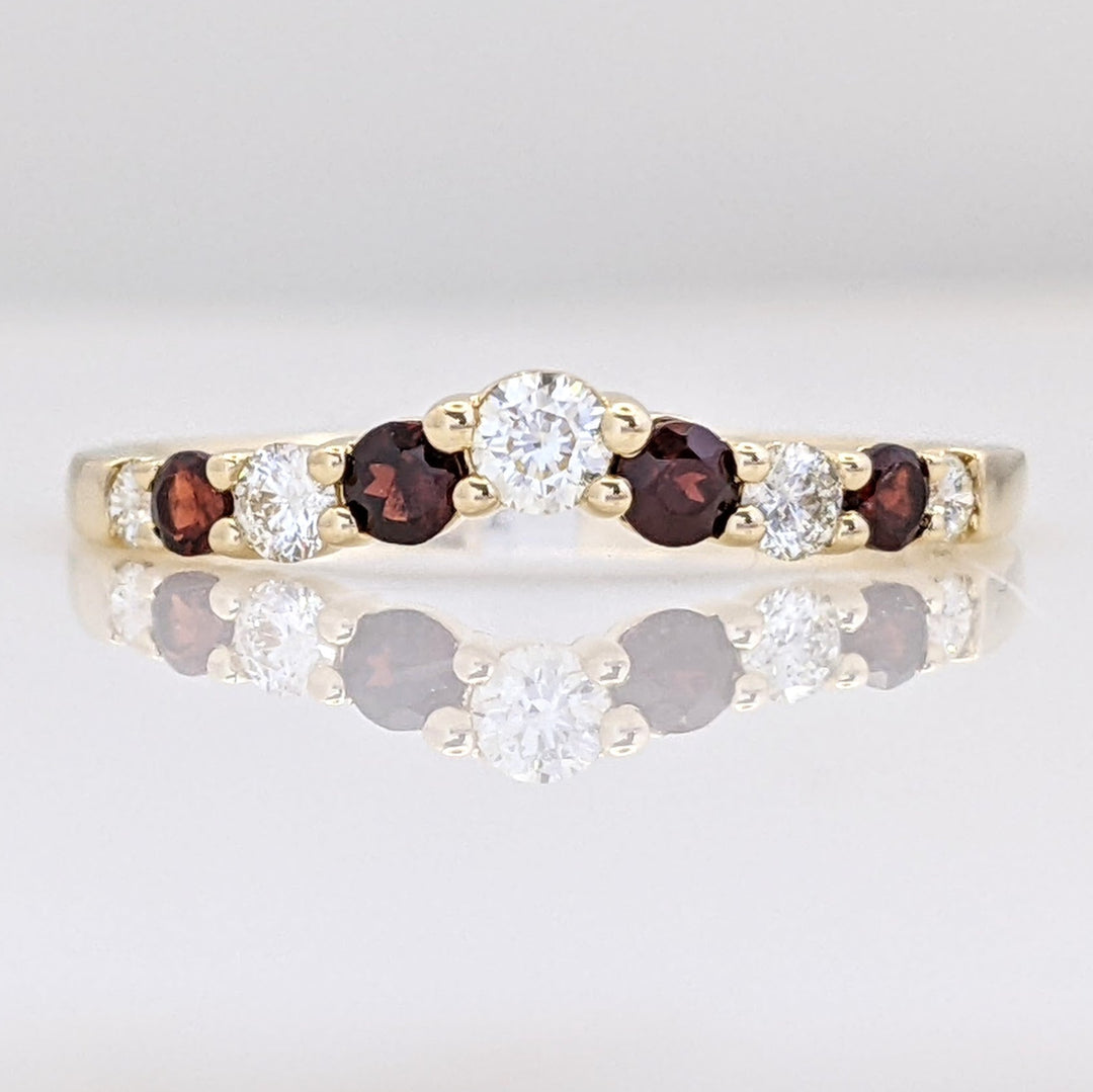 14K .25 CARAT TOTAL WEIGHT SI1 H DIAMOND ROUND (5) GARNET ROUND (4) ESTATE V-BAND 1.8 GRAMS