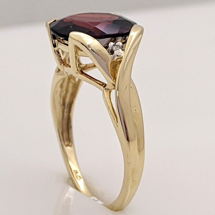 14K GARNET OVAL 8X10 WITH (2) MELEE ESTATE RING 2.6 GRAMS