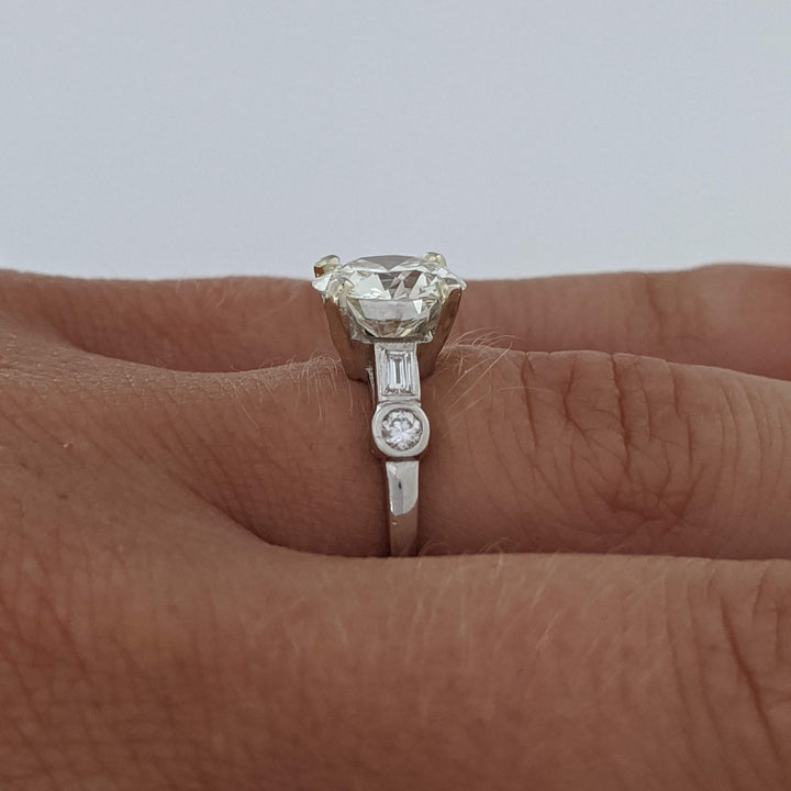 PLATINUM 2.17 CARAT TOTAL VS2 K DIAMOND ROUND WITH (2) ROUND (2) BAGUETTE ESTATE RING 3.9 GRAMS