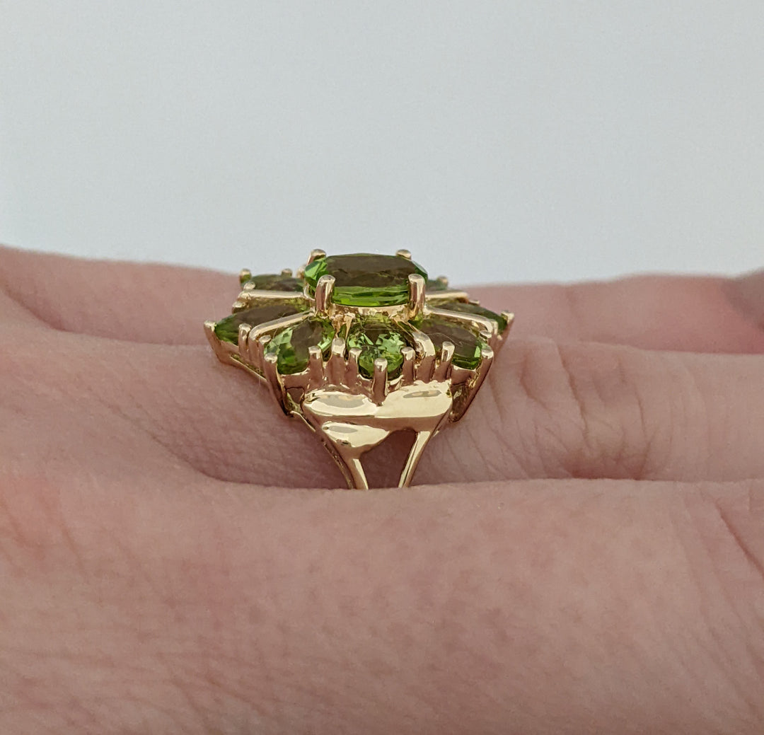 10K PERIDOT OVAL 5X7 WITH (8) 3X5 OVAL ESTATE RING 3.2 GRAMS