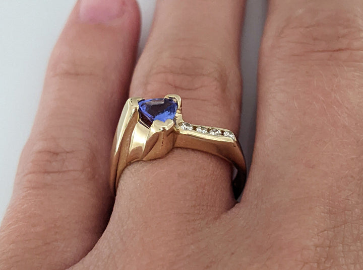 14K TANZANITE TRILLION "AA" 4.5MM WITH .06 DIAMOND TOTAL WEIGHT (4) ESTATE RING 2.7 GRAMS