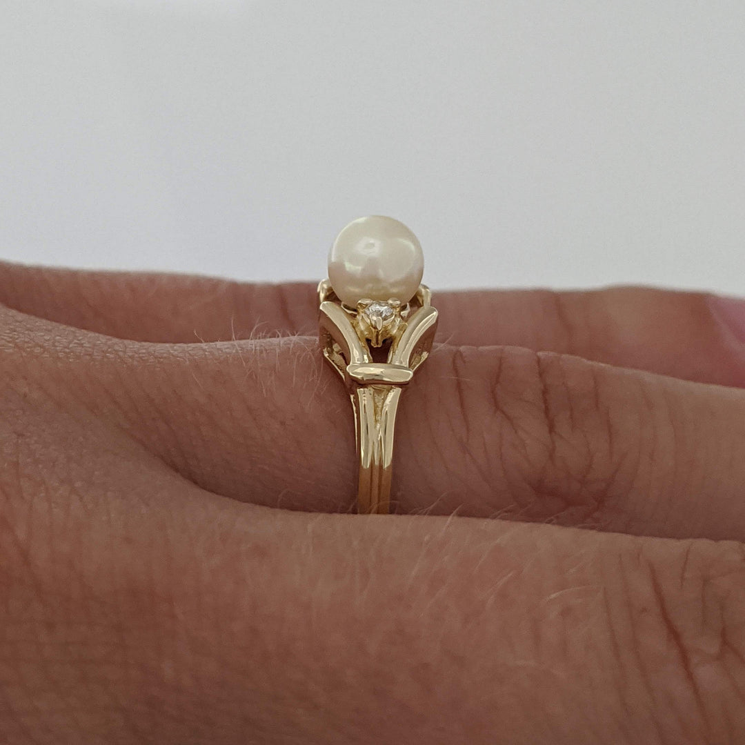 14K PEARL ROUND 5.5MM WITH (2) MELEE ESTATE RING 2.5 GRAMS