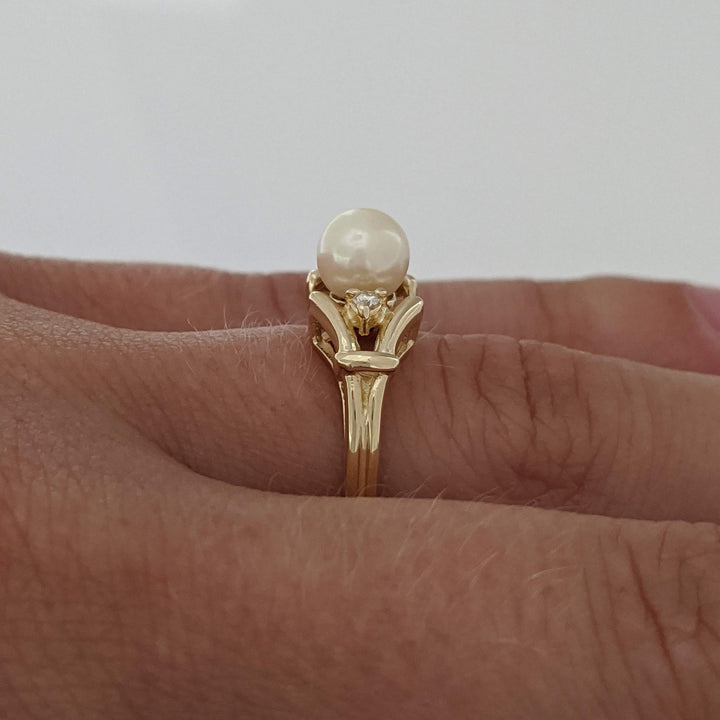 14K PEARL ROUND 5.5MM WITH (2) MELEE ESTATE RING 2.5 GRAMS