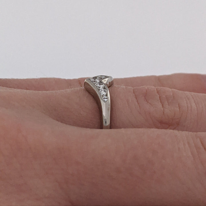 18K WHITE .21 CARAT TOTAL WEIGHT SI1 I DIAMOND ROUND (7) V-SHAPED ESTATE BAND 3.2 GRAMS